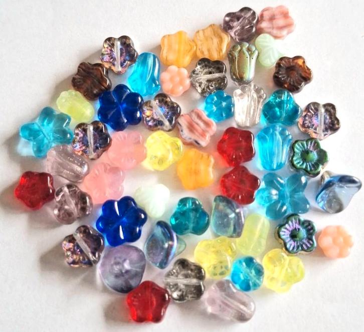 SALE set 50 tsjechische glas + kristal bloem kralen 8-15 mm, Hobby en Vrije tijd, Kralen en Sieraden maken, Nieuw, Kraal, Verzenden
