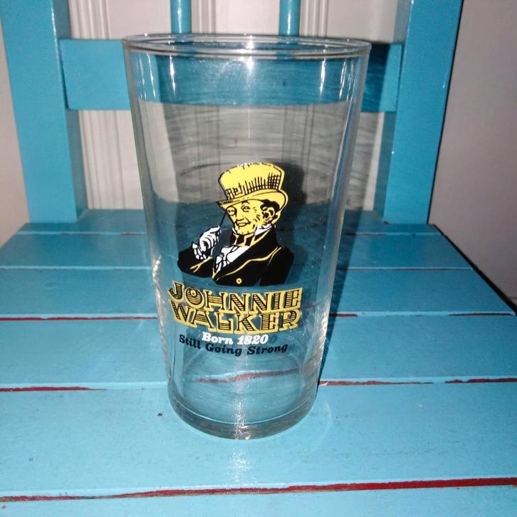 Johnnie walker whisky glas Born 1820 still going strong, Verzamelen, Glas en Borrelglaasjes, Gebruikt, Overige typen, Ophalen