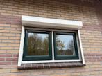2 rolluiken, 1 elektrisch en 1 handmatig 132x94, Doe-het-zelf en Verbouw, Rolluiken, Ophalen, Gebruikt, 100 tot 150 cm, Wit