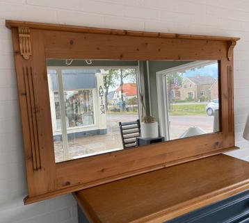 Grote spiegel met oud grenen lijst. beschikbaar voor biedingen