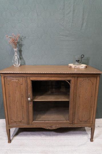 Vintage dressoir van eikenhout beschikbaar voor biedingen