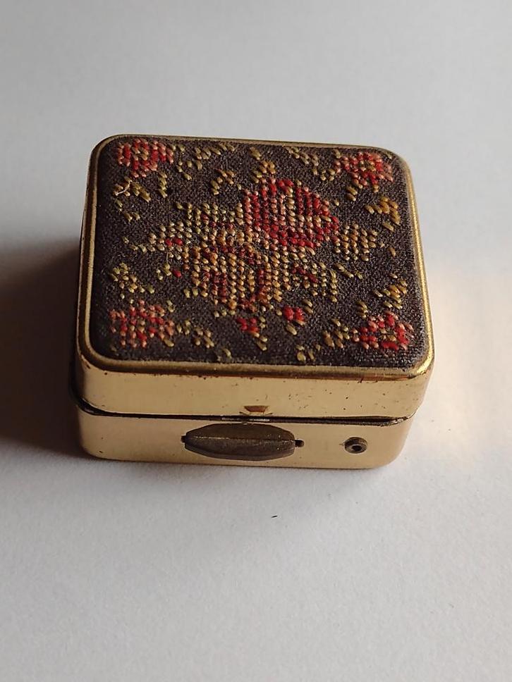oud petit point pillendoosje ( 2 ), 3,5 x 3 x 1,5 cm, Antiek en Kunst, Curiosa en Brocante, Ophalen