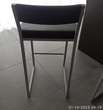 2 moderne barkrukken beschikbaar voor biedingen