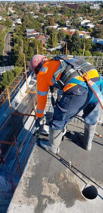 Demolition man looking work beschikbaar voor biedingen