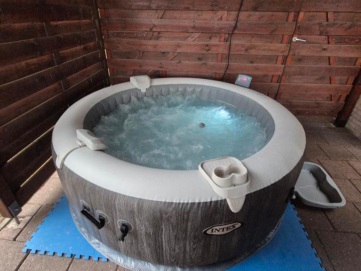 Intex PureSpa Greywood Deluxe - 196x71cm - 4 personen, Tuin en Terras, Bubbelbaden en Hottubs, Zo goed als nieuw, Opblaasbaar
