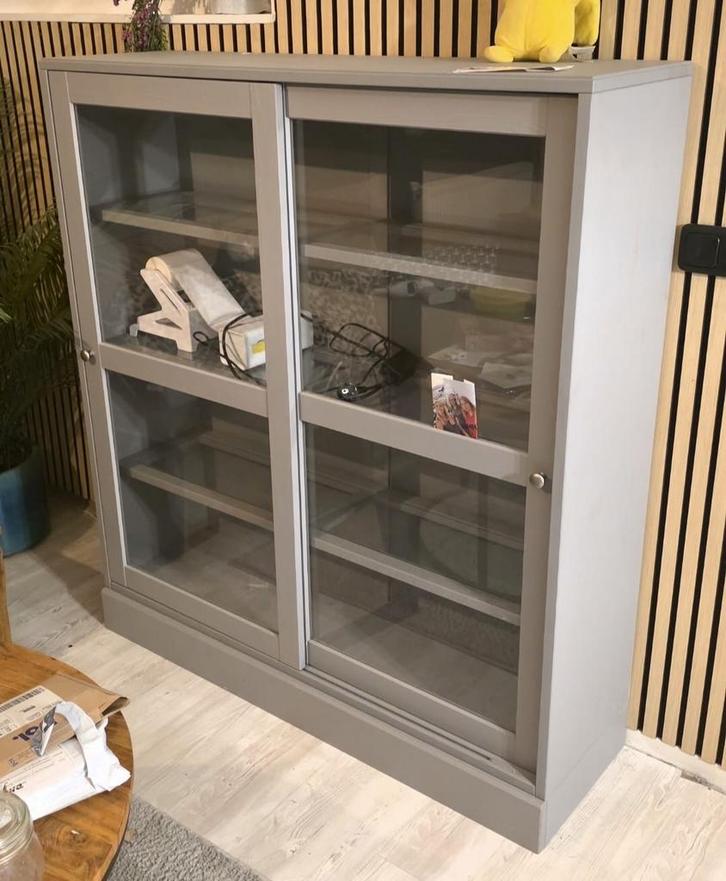 IKEA Havsta Vitrinekast - grijs, Huis en Inrichting, Kasten | Boekenkasten, Zo goed als nieuw, 100 tot 150 cm, 25 tot 50 cm, Met deur(en)