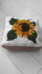 Vintage geknoopt wollen kussen zonnebloem, Huis en Inrichting, Ophalen of Verzenden, Gebruikt, Wit, Vierkant