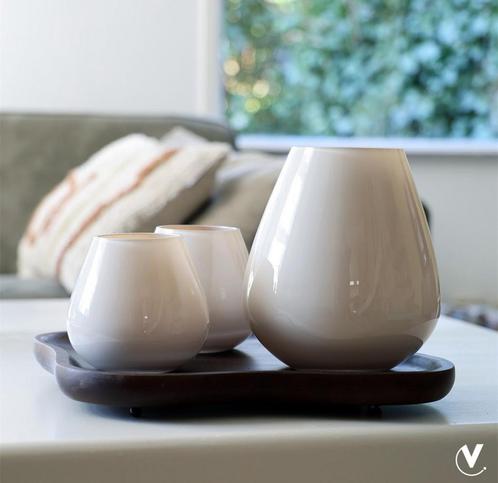 Vaas Tasman S ivory Ø18 x H20 cm - Merk Vase The World, Huis en Inrichting, Woonaccessoires | Vazen, Nieuw, Overige kleuren, Minder dan 50 cm
