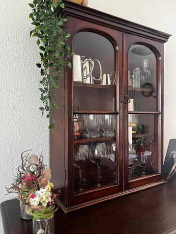 Engels antiek vitrine kastje  beschikbaar voor biedingen
