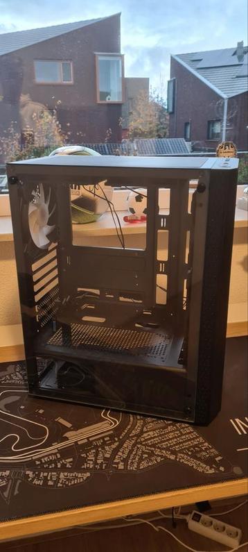 Computerkast met 6 fans beschikbaar voor biedingen