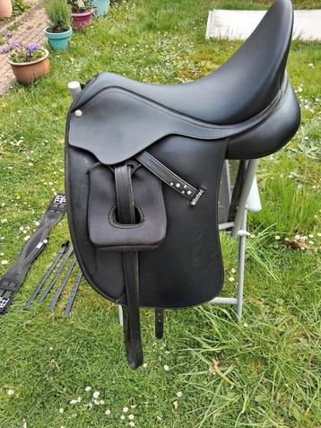 Dressuurzadel  17 inch beschikbaar voor biedingen