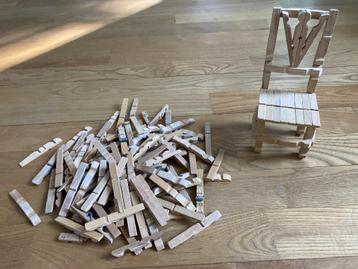 Miniatuur stoel van houten knijpers en 118 knijperdelen beschikbaar voor biedingen