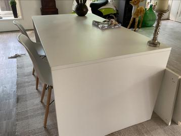 Prachtige witte  tafel beschikbaar voor biedingen