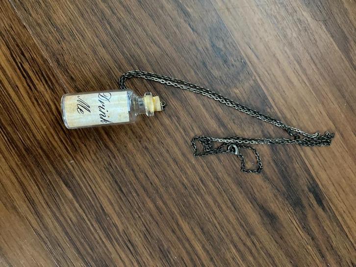 Ketting flesje drink me Alice in Wonderland, Sieraden, Tassen en Uiterlijk, Kettingen, Nieuw, Kunststof, Ophalen of Verzenden