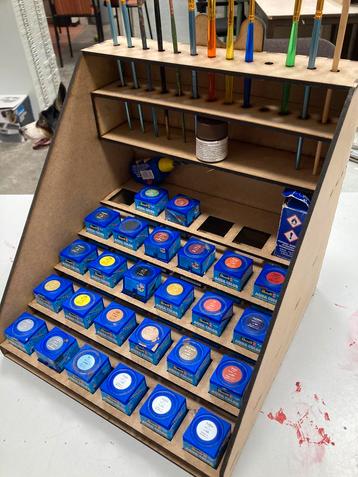OA rekjes en lade box voor verf en dergelijke beschikbaar voor biedingen
