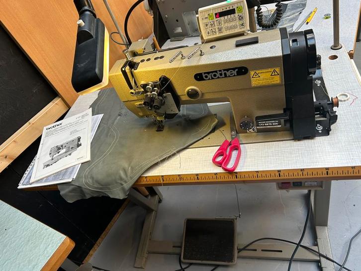 Brother vol automaat dubbel naald drievoudig leernaaimachine, Hobby en Vrije tijd, Naaimachines en Toebehoren, Naaimachine, Brother