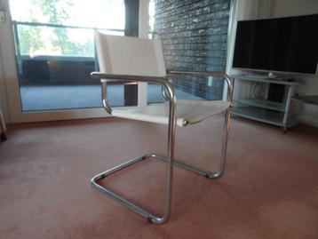 Vintage strakke eetkamerstoel in wit leer beschikbaar voor biedingen