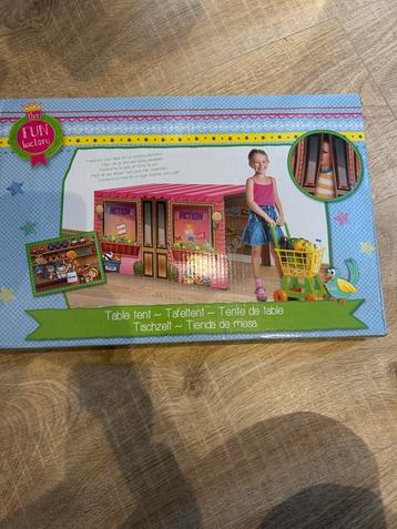Speeltent voor over eettafel beschikbaar voor biedingen