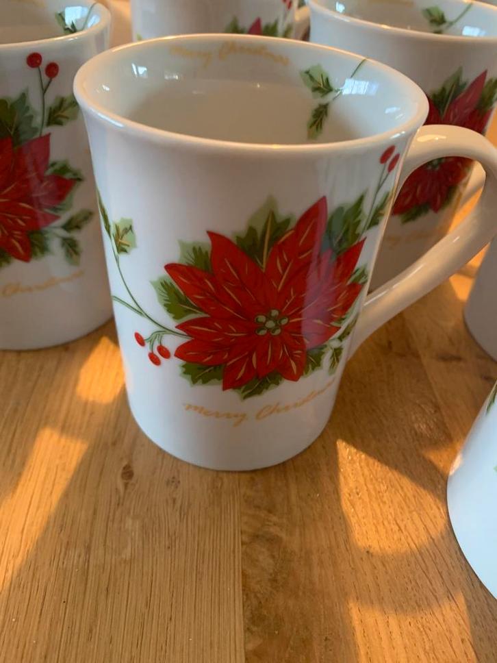 6 bekers kerstservies, Huis en Inrichting, Keuken | Servies, Zo goed als nieuw, Kop(pen) en/of Schotel(s), Overige stijlen, Aardewerk