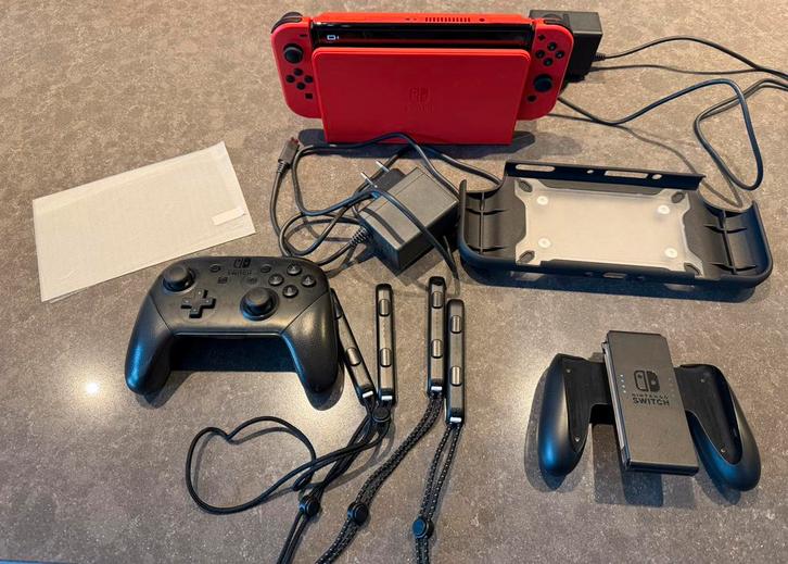 Nette rode Mario editie Nintendo Switch OLED., Spelcomputers en Games, Spelcomputers | Nintendo Consoles | Accessoires, Zo goed als nieuw
