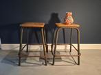 2 mooie vintage industriële krukken, Huis en Inrichting, Krukjes, Ophalen, Gebruikt, Hout