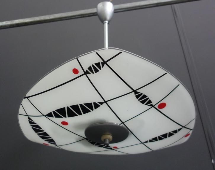 60 jaren hang lamp melkwit met zwarte veer & rode stip, Huis en Inrichting, Lampen | Hanglampen, Gebruikt, Minder dan 50 cm, Glas
