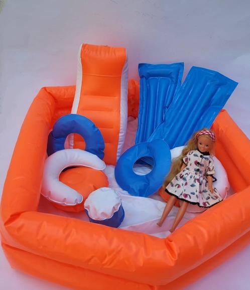 Barbie opblaasbaar zwembad retro design meubels, Kinderen en Baby's, Speelgoed | Poppen, Gebruikt, Barbie, Ophalen of Verzenden