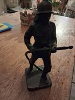 Bronzen Brandweer beeldje er staat schravehage op., Antiek en Kunst, Ophalen of Verzenden