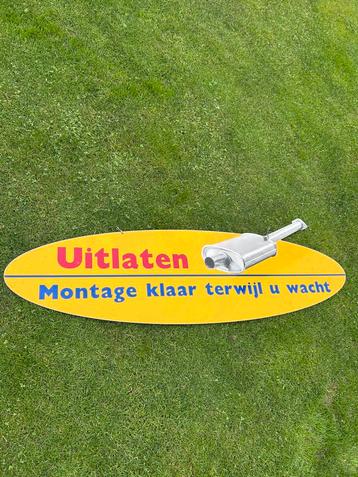 Reclamebord afkomstig van een garage. beschikbaar voor biedingen