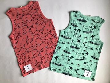 2 Tanktops/hemdjes – H&M - maat: 122/128 met leuke haaien en beschikbaar voor biedingen