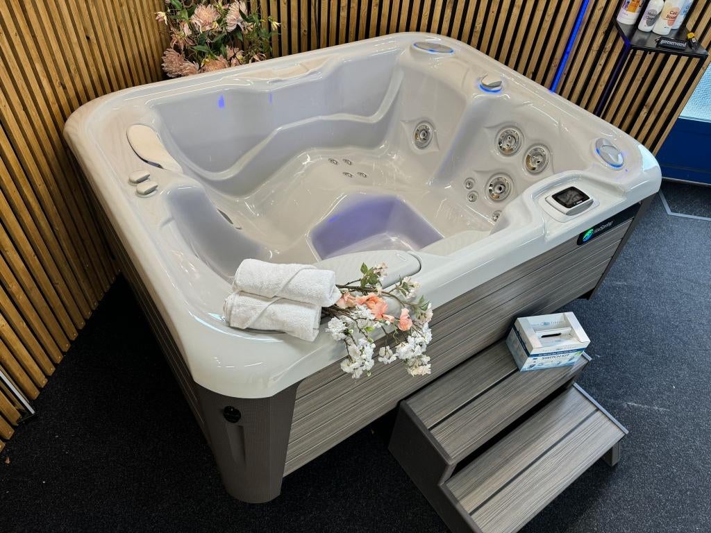 HotSpring® Jetsetter NXT Jacuzzi | Relaxation Spa’s, Verzenden, Zo goed als nieuw, Trap, Vast
