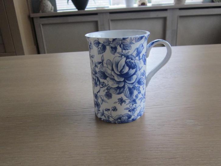 Kirsty Jayne China witte mok blauwe bloemen D7,5 H10cm, Huis en Inrichting, Keuken | Servies, Zo goed als nieuw, Overige typen