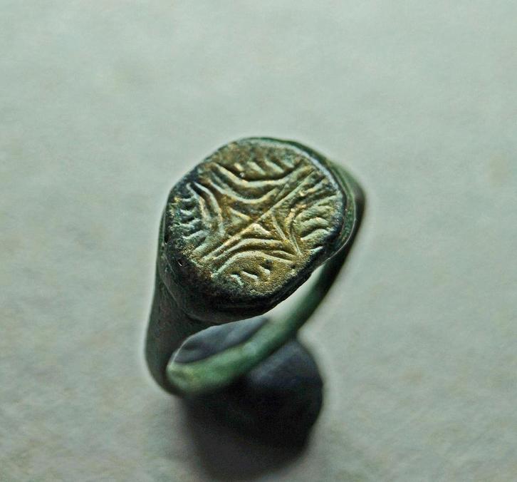 Ring - Middeleeuws - Bodemvondst, Sieraden, Tassen en Uiterlijk, Antieke sieraden, Ring, Brons, Ophalen of Verzenden