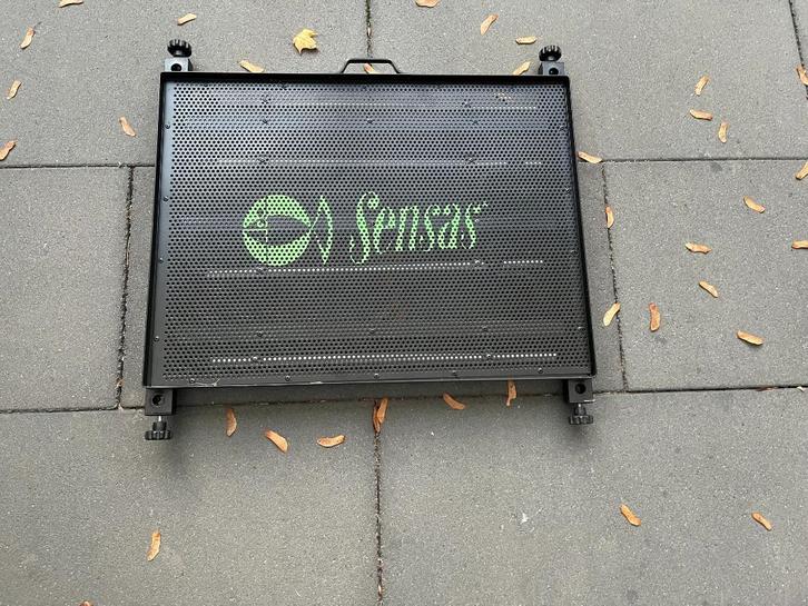 adv 634 / NIEUW plateau SENSAS, Watersport en Boten, Hengelsport | Algemeen, Nieuw, Overige typen, Ophalen