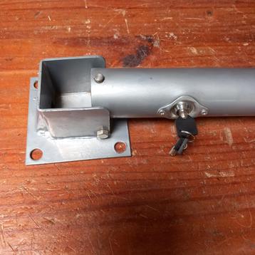 Parkeerpaal met slot beschikbaar voor biedingen