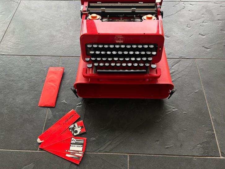 Vintage typemachine Olivetti Valantine, Diversen, Typemachines, Zo goed als nieuw, Ophalen of Verzenden