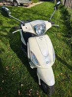 Piaggio Fly 2012 met handvatverwarming - geel kenteken, Fietsen en Brommers, Scooters | Piaggio, Ophalen, Gebruikt, Maximaal 45 km/u