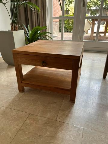 Zware teakhouten salon-/bijzettafel met diepe lade beschikbaar voor biedingen