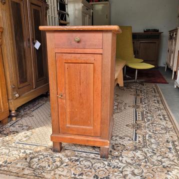 Brocante vintage oud nachtkastje beschikbaar voor biedingen