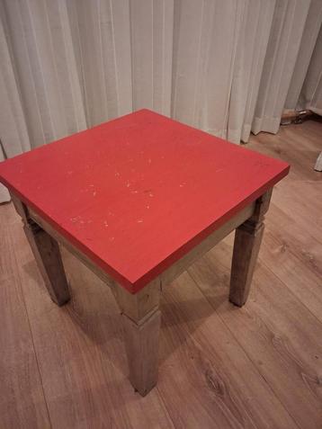 Gratis massief houten bijzettafel beschikbaar voor biedingen