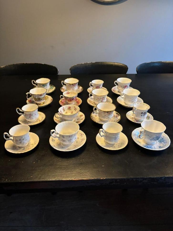 16 Royal Albert kopjes met schotel - Klassiek Engels servies, Antiek en Kunst, Antiek | Servies los, Ophalen of Verzenden