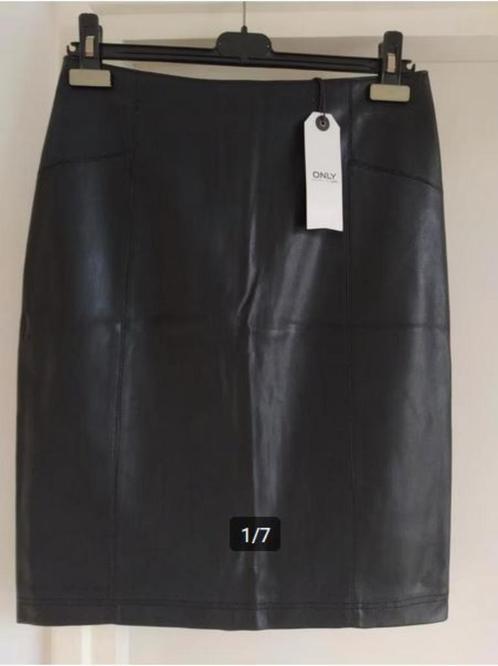 NIEUW!! ONLY mooie  pu leren rok NU VAN 55 VOOR 7,50 EURO!, Kleding | Dames, Rokken, Nieuw, Maat 38/40 (M), Zwart, Onder de knie
