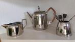 Theeservies: theepot, melkkannetje, lepelhouder., Ophalen of Verzenden