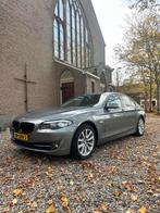 BMW 5-Serie 520i 184pk Aut. 2011 Grijs, Auto's, Euro 5, 4 cilinders, 2000 kg, Origineel Nederlands