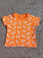 Oranje t-shirt met witte letters maat 74., Kinderen en Baby's, Babykleding | Maat 74, Shirtje of Longsleeve, Ophalen of Verzenden