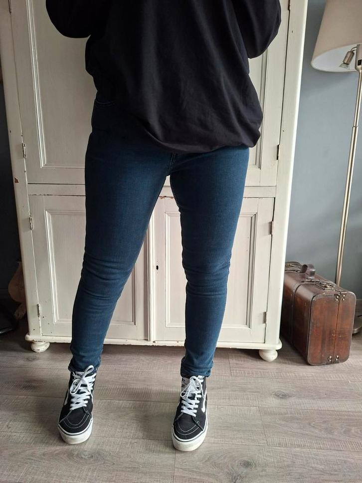 Levis skinny jeans 32, Kleding | Dames, Spijkerbroeken en Jeans, Gedragen, W30 - W32 (confectie 38/40), Blauw, Ophalen of Verzenden