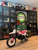 Yamaha pw50 pw 50 roze pink wit NIEUW Mancave verzamelobject, Fietsen en Brommers, Ophalen, Overige merken