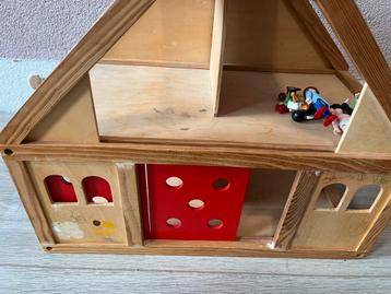 Leuke houten poppenhuis met acessoires beschikbaar voor biedingen