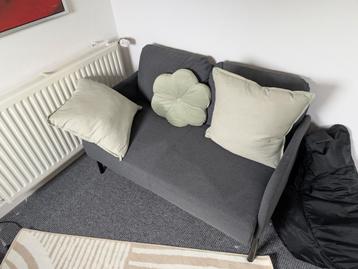 Grijze fauteuil beschikbaar voor biedingen