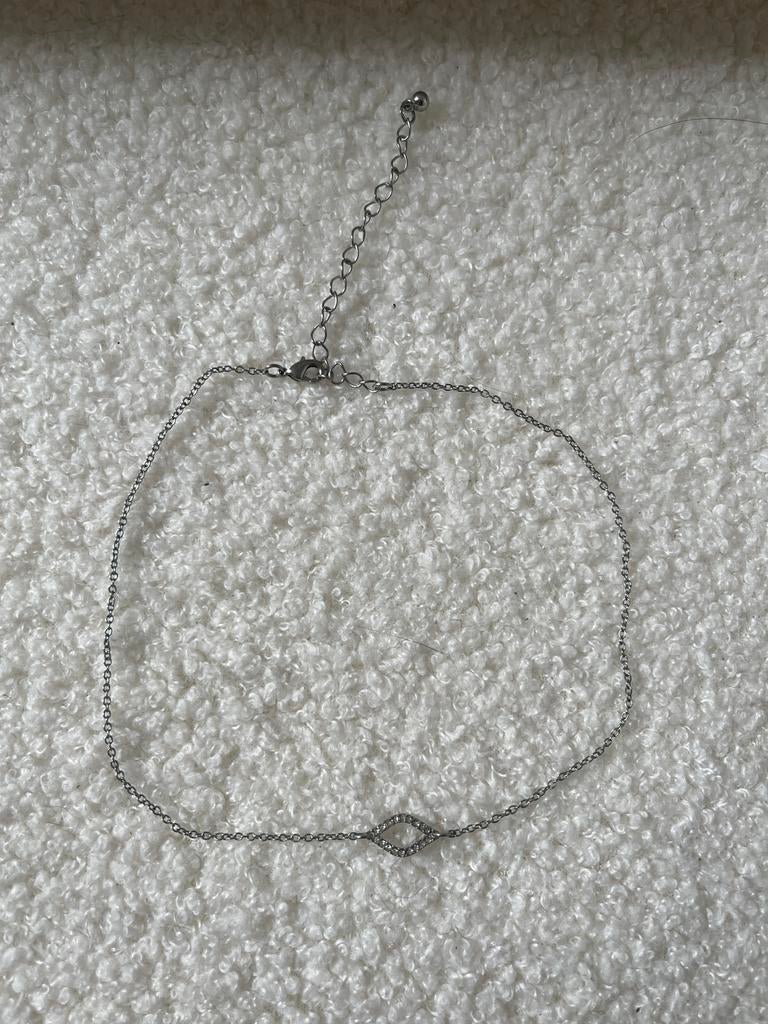 Zilver kleurige choker ketting met diamantjes, Overige materialen, Met hanger, Ophalen of Verzenden, Zo goed als nieuw